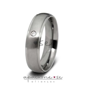 Modelo: 085 Largura: 5 mm Espessura: 2 mm Material: Aço inox Acabamento externo: Másc.: Abaulada, com acabamento fosco no centro e rebaixo polido nas laterais / Fem.: Abaulada, com acabamento fosco no centro, pedra de zircônia cravada e rebaixo polido nas laterais Acabamento interno: Anatômica Descrição: Aliança de compromisso ou namoro, discreta, produzida em aço inox com acabamento fosco (ou escovado) no centro, cravação de pedra de zircônia e rebaixo polido nas laterais. Excelente durabilidade. Este material não oxida com o tempo como a prata, não demanda manutenção e é altamente resistente a riscos.