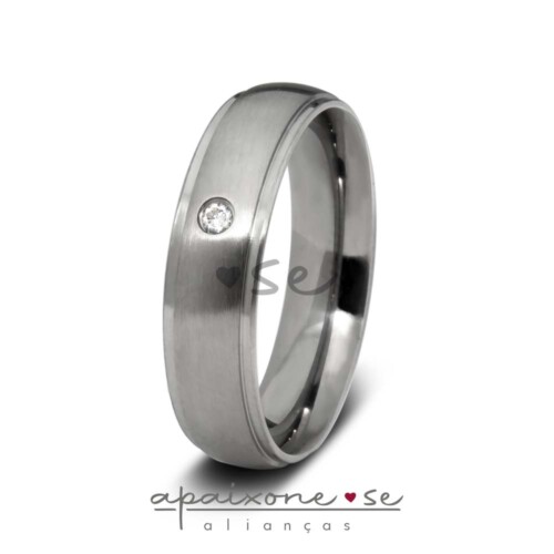 Modelo: 085 Largura: 5 mm Espessura: 2 mm Material: Aço inox Acabamento externo: Másc.: Abaulada, com acabamento fosco no centro e rebaixo polido nas laterais / Fem.: Abaulada, com acabamento fosco no centro, pedra de zircônia cravada e rebaixo polido nas laterais Acabamento interno: Anatômica Descrição: Aliança de compromisso ou namoro, discreta, produzida em aço inox com acabamento fosco (ou escovado) no centro, cravação de pedra de zircônia e rebaixo polido nas laterais. Excelente durabilidade. Este material não oxida com o tempo como a prata, não demanda manutenção e é altamente resistente a riscos.