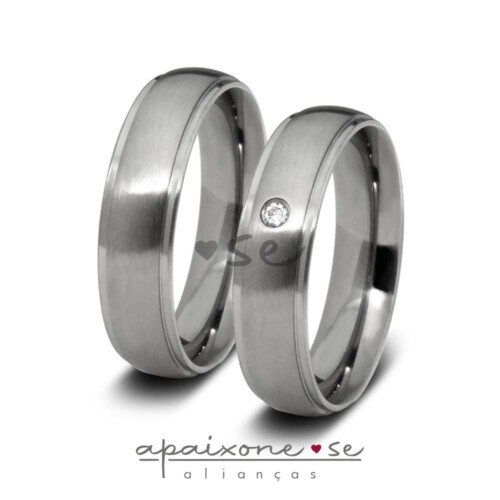 Modelo: 085 Largura: 5 mm Espessura: 2 mm Material: Aço inox Acabamento externo: Másc.: Abaulada, com acabamento fosco no centro e rebaixo polido nas laterais / Fem.: Abaulada, com acabamento fosco no centro, pedra de zircônia cravada e rebaixo polido nas laterais Acabamento interno: Anatômica Descrição: Aliança de compromisso ou namoro, discreta, produzida em aço inox com acabamento fosco (ou escovado) no centro, cravação de pedra de zircônia e rebaixo polido nas laterais. Excelente durabilidade. Este material não oxida com o tempo como a prata, não demanda manutenção e é altamente resistente a riscos.