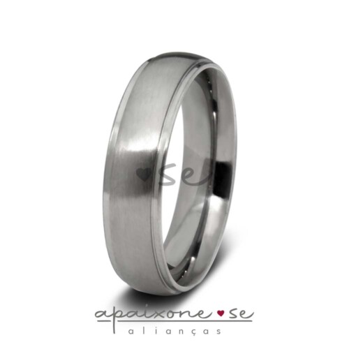 Modelo: 085 Largura: 5 mm Espessura: 2 mm Material: Aço inox Acabamento externo: Másc.: Abaulada, com acabamento fosco no centro e rebaixo polido nas laterais / Fem.: Abaulada, com acabamento fosco no centro, pedra de zircônia cravada e rebaixo polido nas laterais Acabamento interno: Anatômica Descrição: Aliança de compromisso ou namoro, discreta, produzida em aço inox com acabamento fosco (ou escovado) no centro, cravação de pedra de zircônia e rebaixo polido nas laterais. Excelente durabilidade. Este material não oxida com o tempo como a prata, não demanda manutenção e é altamente resistente a riscos.